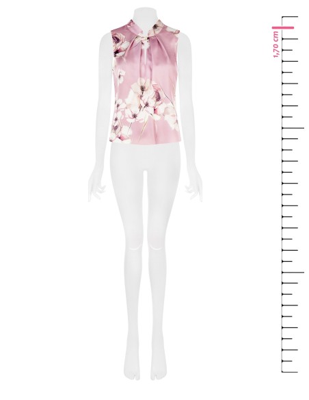 Blusa de cetim larga plissada e florida com pormenor de joia Rinascimento