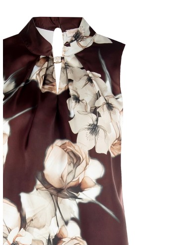 Blusa de cetim larga plissada e florida com pormenor de joia Rinascimento