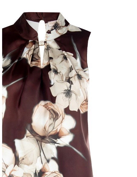 Blusa de cetim larga plissada e florida com pormenor de joia Rinascimento