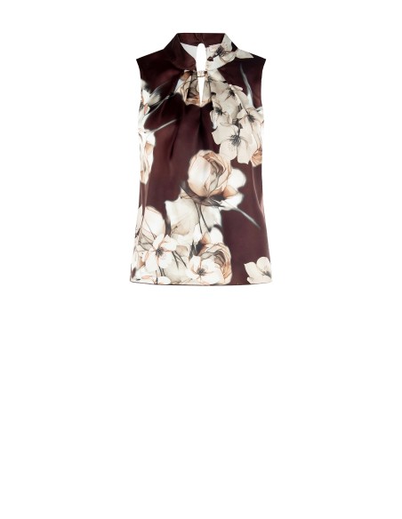 Blusa de cetim larga plissada e florida com pormenor de joia Rinascimento