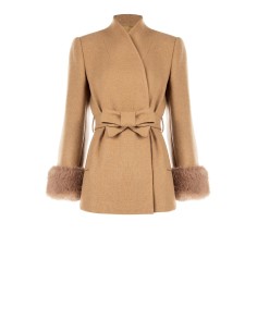 Casaco curto com punhos de peles artificiais e cinto a condizer Rinascimento