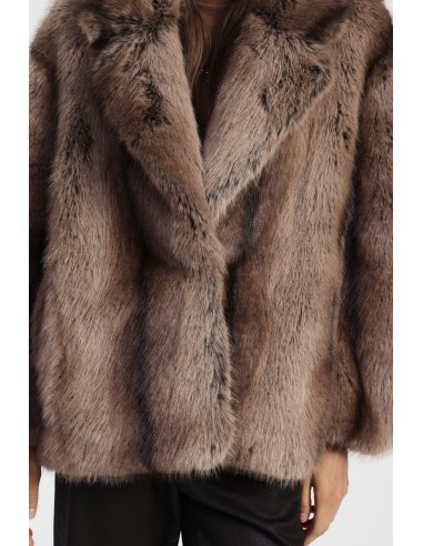 Pelo ecológico curto com inversões largas e volume Dixie