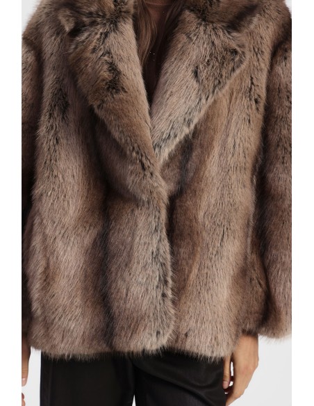 Pelo ecológico curto com inversões largas e volume Dixie