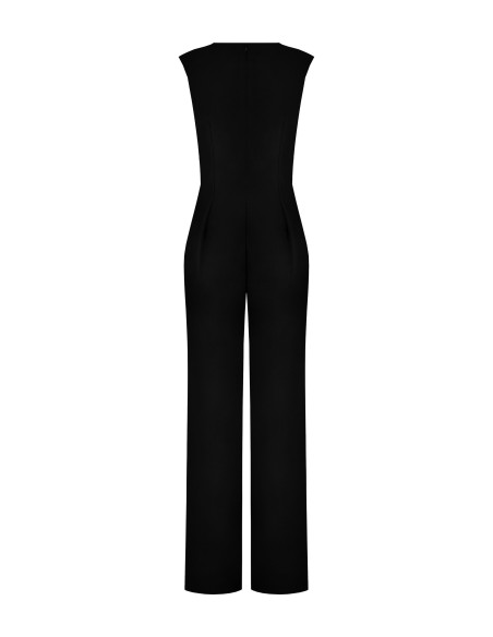 Fato fluido de uma só peça com blusa de cetim e pormenor de jóias Rinascimento