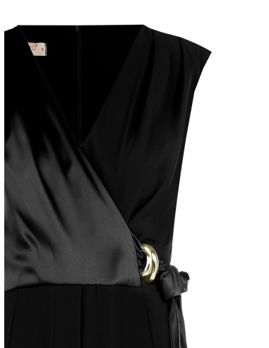 Fato fluido de uma só peça com blusa de cetim e pormenor de jóias Rinascimento