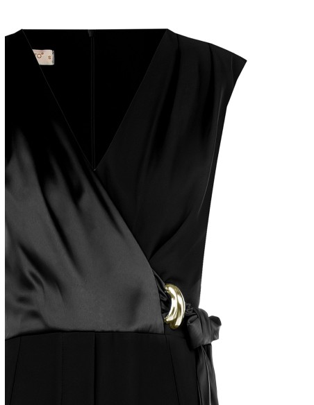 Fato fluido de uma só peça com blusa de cetim e pormenor de jóias Rinascimento