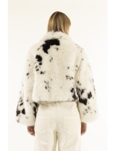 Casaco de pele sintética cropped estampado de vaca Kontatto 2