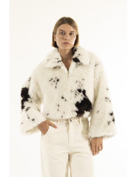 Casaco de pele sintética cropped estampado de vaca Kontatto