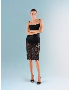 Vestido bustier em tecido técnico com culotte integrada e saia em renda revestida Rinascimento