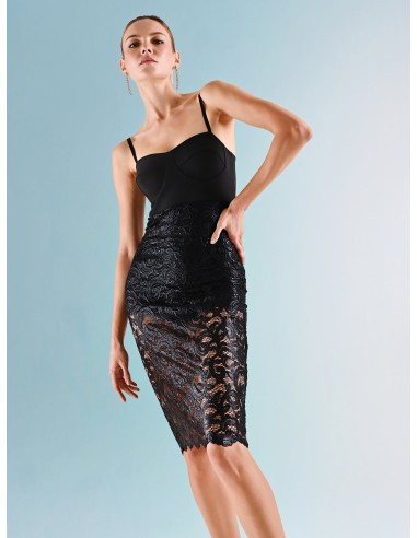 Vestido bustier em tecido técnico com culotte integrada e saia em renda revestida Rinascimento