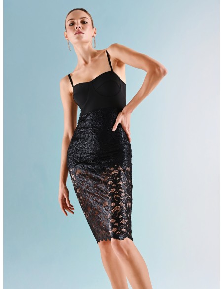 Vestido bustier em tecido técnico com culotte integrada e saia em renda revestida Rinascimento