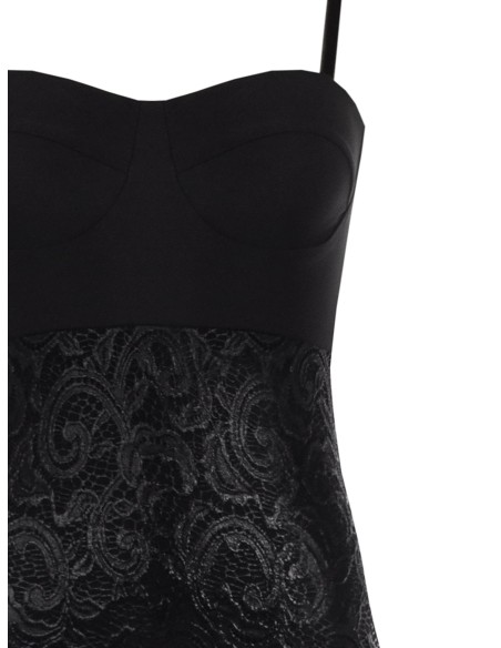 Vestido bustier em tecido técnico com culotte integrada e saia em renda revestida Rinascimento