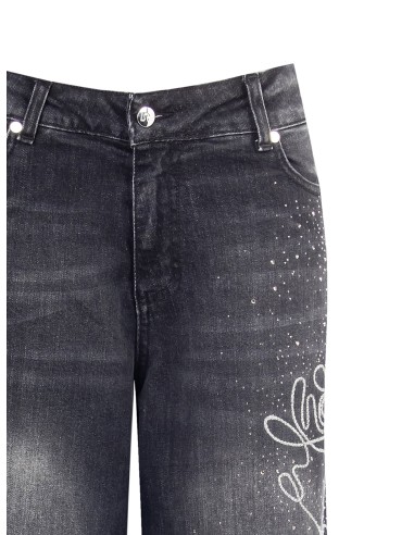 Jeans straight com strass e bordado numa perna Rinascimento