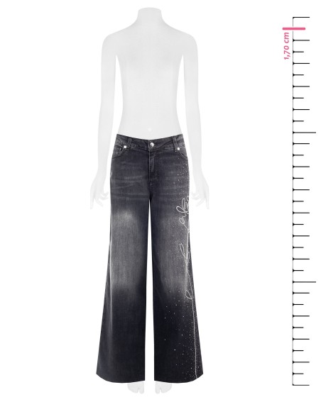 Jeans straight com strass e bordado numa perna Rinascimento