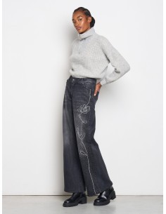 Jeans Straight com Strass e Bordado numa Perna Rinascimento