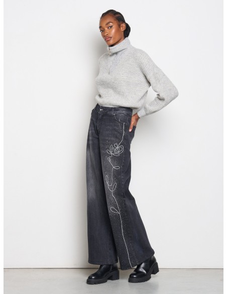 Jeans Straight com Strass e Bordado numa Perna Rinascimento