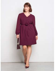 Vestido curto em corte trapézio em scuba crepe com bolsos e cintura com rosa destacável Rinascimento Curvy