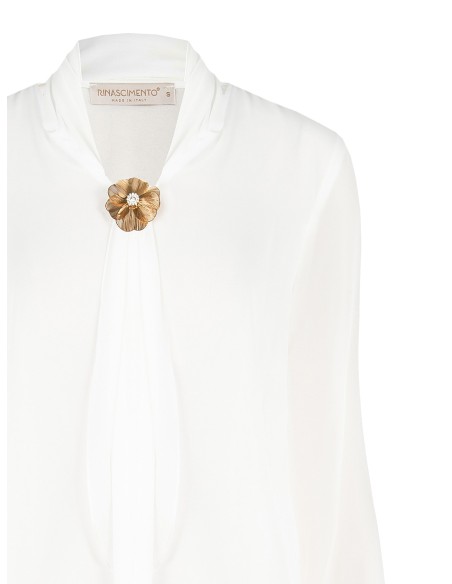 Blusa fluida em georgette com broche em forma de flor e lenço integrado Rinascimento