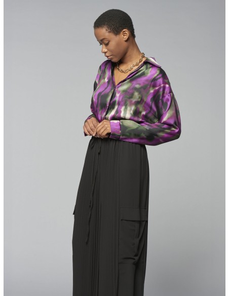 Camisa Ampla e Assimétrica em Cetim Rinascimento