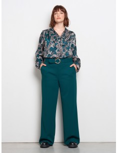 Blusa Curvy ampla e fluida em cetim estampado paisley com laço Rinascimento Curvy