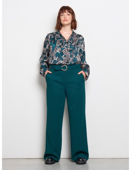 Blusa Curvy ampla e fluida em cetim estampado paisley com laço Rinascimento Curvy