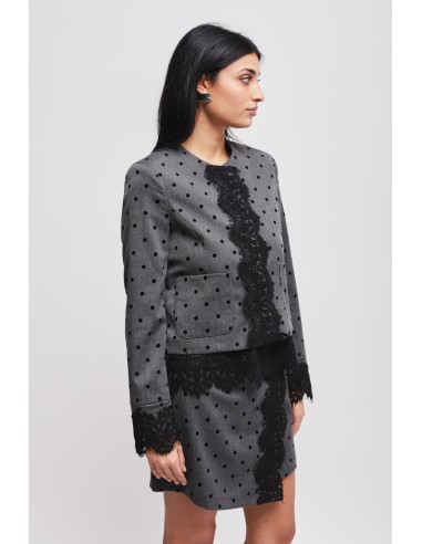 Casaco cropped de bolinhas com inserções em renda Maryley