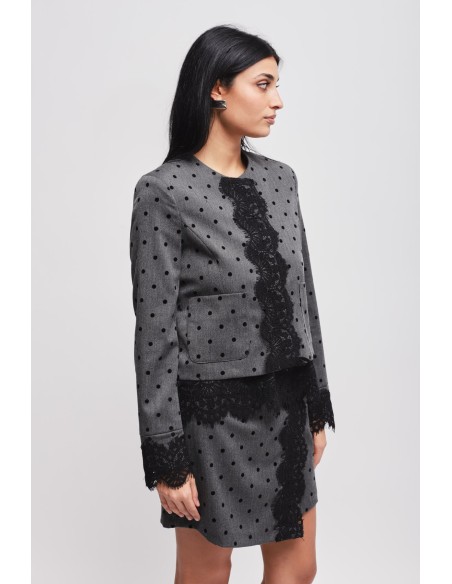 Casaco cropped de bolinhas com inserções em renda Maryley