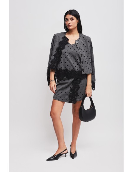 Jaqueta cropped com padrão de bolinhas e inserções em renda Maryley