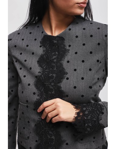 Casaco cropped às bolinhas com painéis em renda Maryley