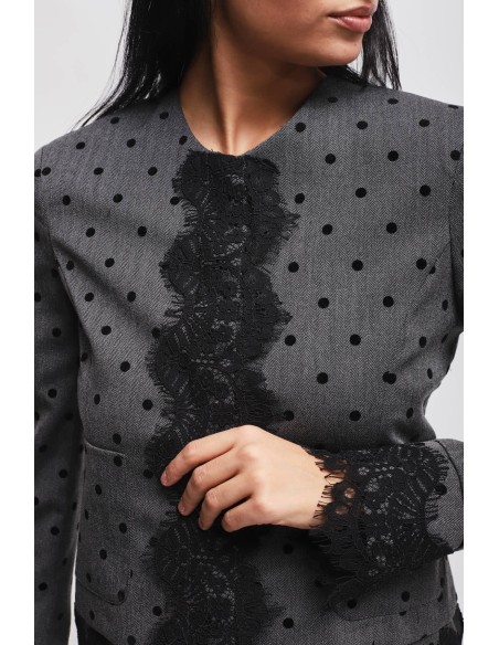Casaco cropped às bolinhas com painéis em renda Maryley