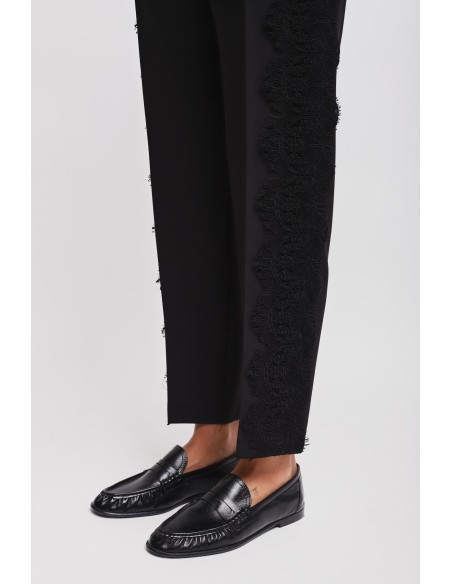 Conjunto com blazer de um só peito e calças cigarette com renda Maryley