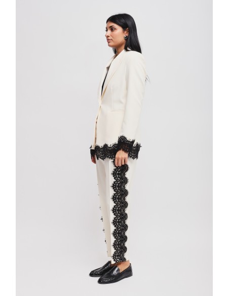 Conjunto blazer de um só peito e calças cigarrete com renda Maryley