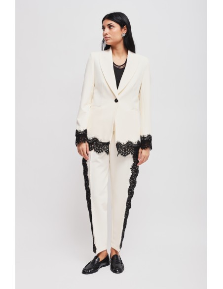 Conjunto casaco de um só peito e calças cigarette com renda Maryley