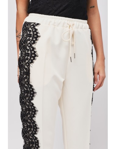 Conjunto com casaco de um botão e calças cigarrete com renda Maryley