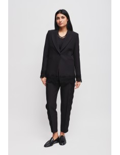 Conjunto: blazer de um só abotoamento e calças cigarrete com renda Maryley
