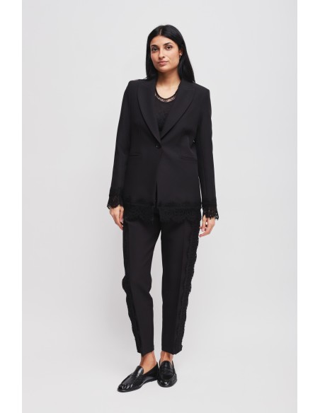 Conjunto: blazer de um só abotoamento e calças cigarrete com renda Maryley