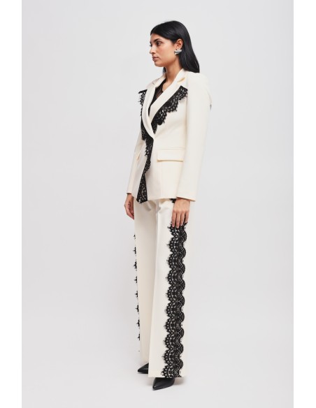 Conjunto com blazer cruzado e calças palazzo com renda Maryley