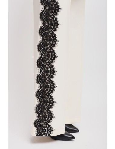 Conjunto com blazer de duplo peito e calças palazzo com renda Maryley