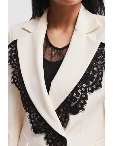 Conjunto com casaco de duplo peito e calças palazzo com renda Maryley