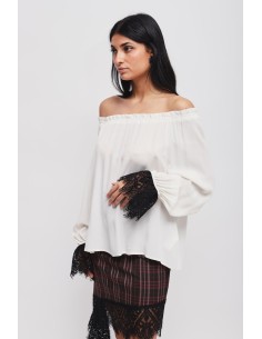 Blusa com decote barco e punhos em renda Maryley 2