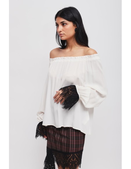 Blusa com decote em barco e punhos em renda Maryley