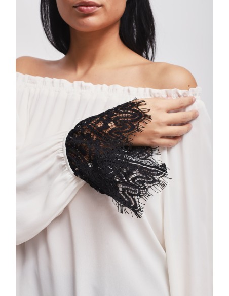 Blusa com decote em barco e punhos em renda Maryley