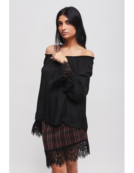 Blusa com decote barco e punhos em renda Maryley