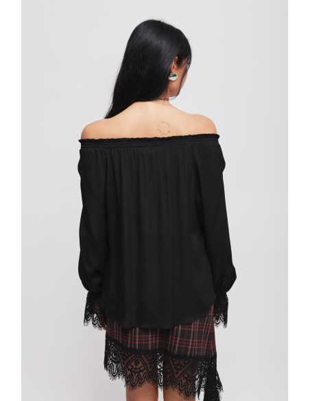 Blusa com decote em barco e punhos em renda Maryley