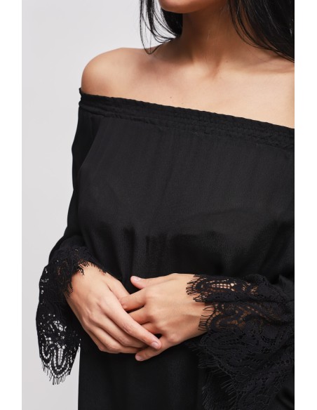 Blusa com decote barco e punhos em renda Maryley