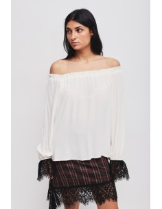 Blusa com decote barco e punhos em renda Maryley