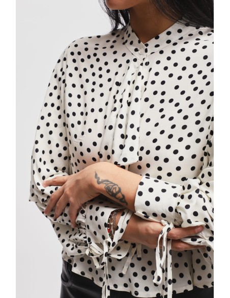 Blusa em viscose às bolinhas com folhos Maryley