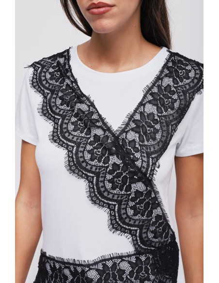 T-shirt com detalhes em renda Maryley