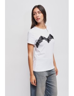 T-shirt com aplicações em renda Maryley 2