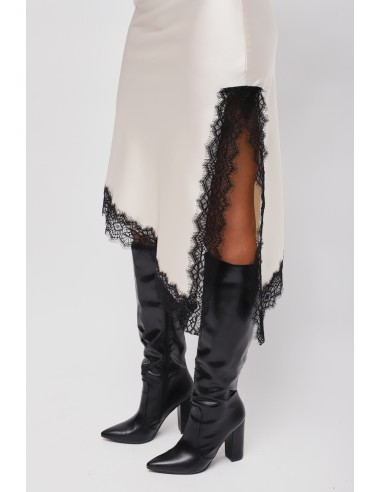 Saia em cetim com barra assimétrica e renda Maryley